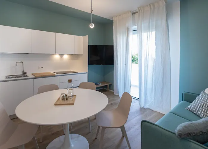 Pyramid Apartment *